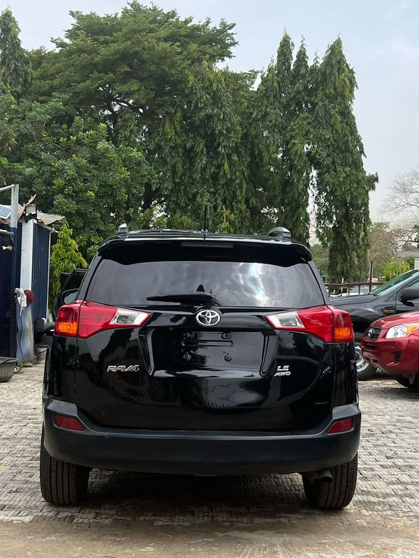 Thumbnail 10 of 2015 Toyota RAV4 LE